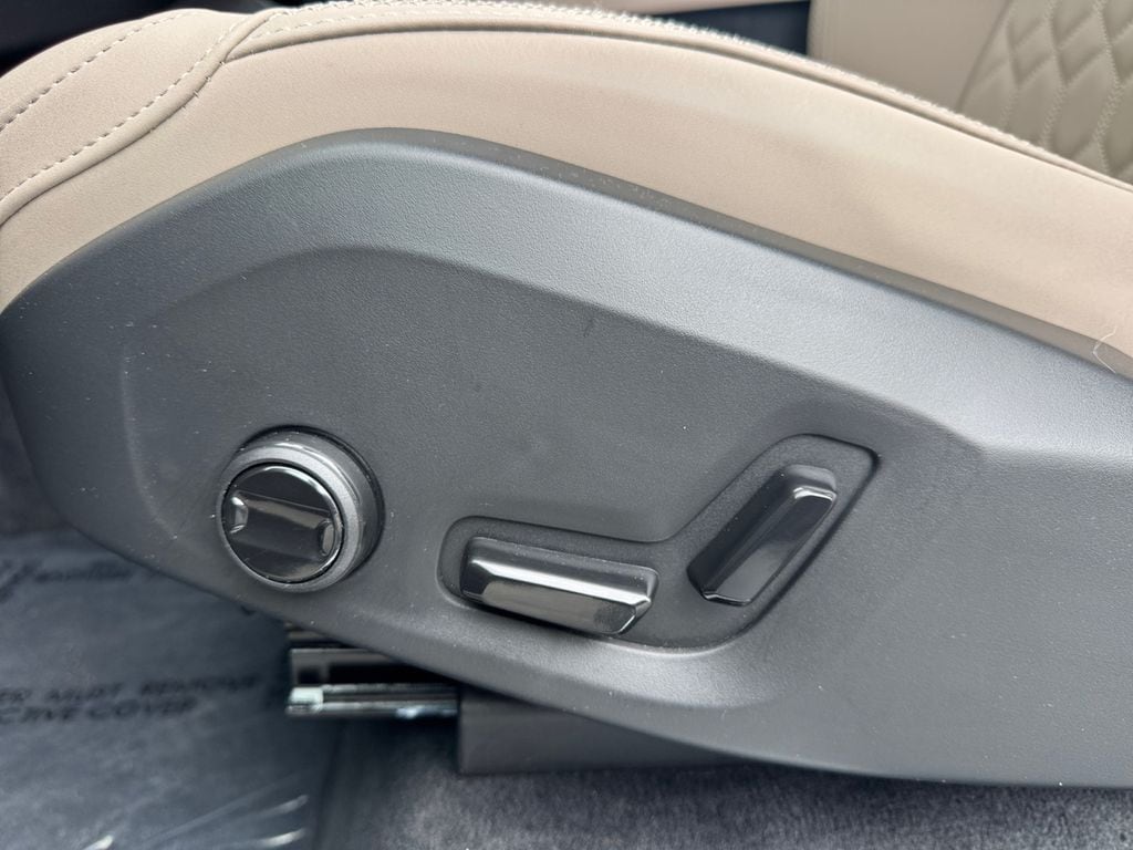 2025 Volvo XC90 Core - Photo 12