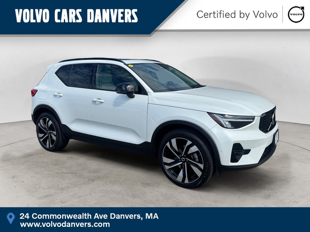 2024 Volvo XC40 B5 Plus Dark AWD's photo