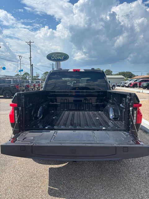 2025 Ford F-150 Lightning Flash - Photo 9
