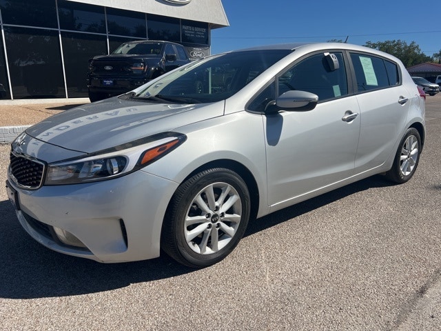 Used 2017 Kia Forte5 LX with VIN KNAFK5A82H5690822 for sale in El Campo, TX