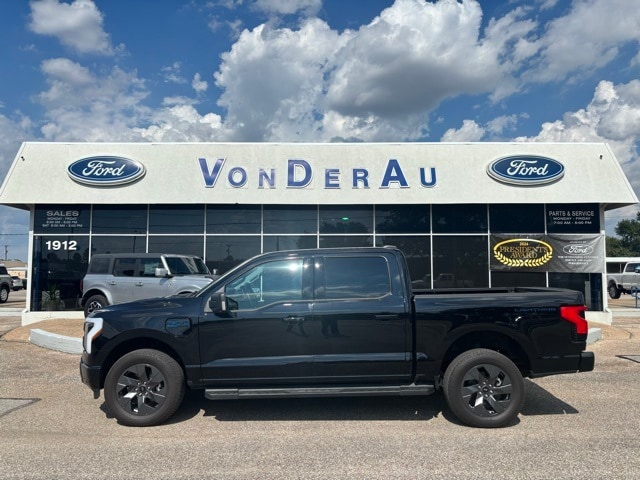 2025 Ford F-150 Lightning Flash's photo