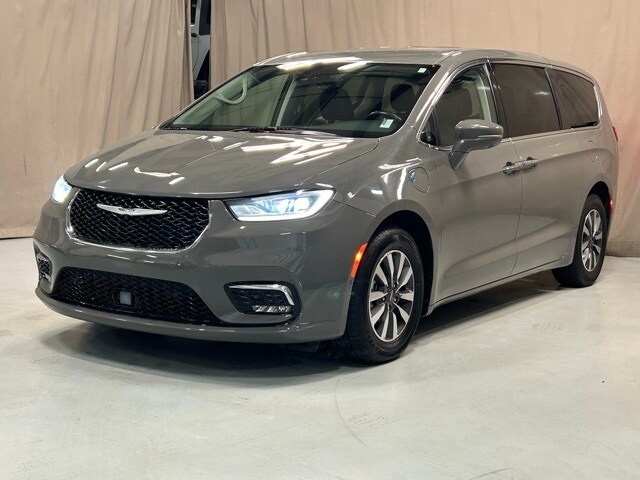 2022 Chrysler Pacifica Hybrid Touring L photo 3