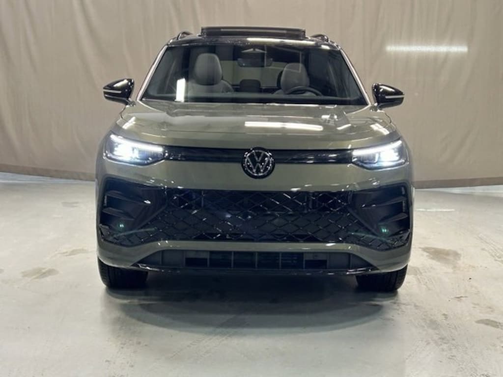New 2026 Volkswagen Tiguan SE R-Line Black 2.0T SE R-Line Black 4MOTION