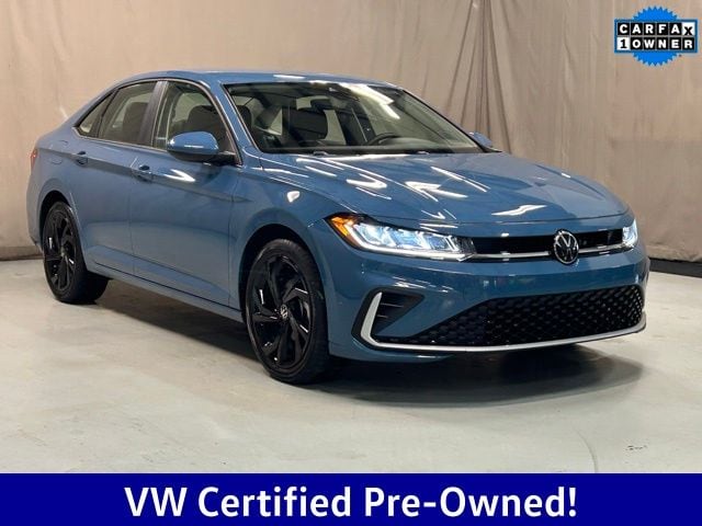 2025 Volkswagen Jetta SE's photo