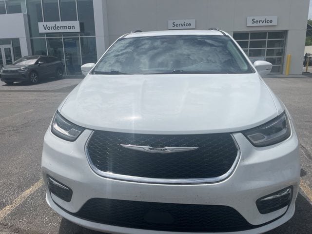 2021 Chrysler Pacifica Touring L's photo