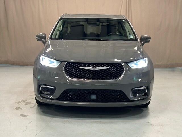 2022 Chrysler Pacifica Hybrid Touring L photo 2