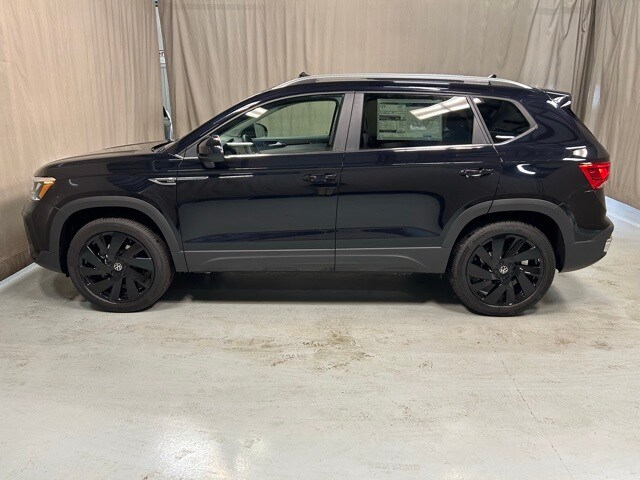 2024 Volkswagen Taos SE photo 2