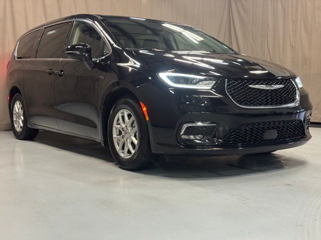 2024 Chrysler Pacifica Touring L's photo