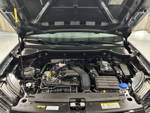 2025 Volkswagen Taos SE photo 2