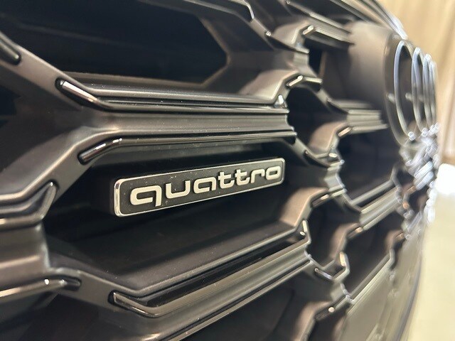 2022 Audi Q5 45 S line Prestige photo 3