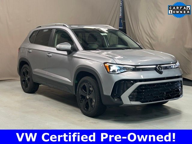 2025 Volkswagen Taos SEL's photo