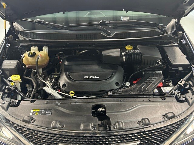 2018 Chrysler Pacifica Touring L photo 2