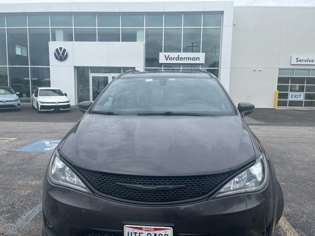 2019 Chrysler Pacifica Limited's photo
