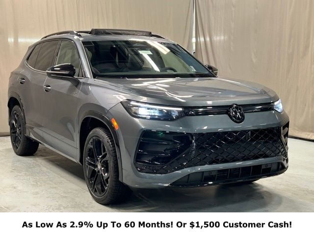 2025 Volkswagen Tiguan SE R-LINE BLACK's photo