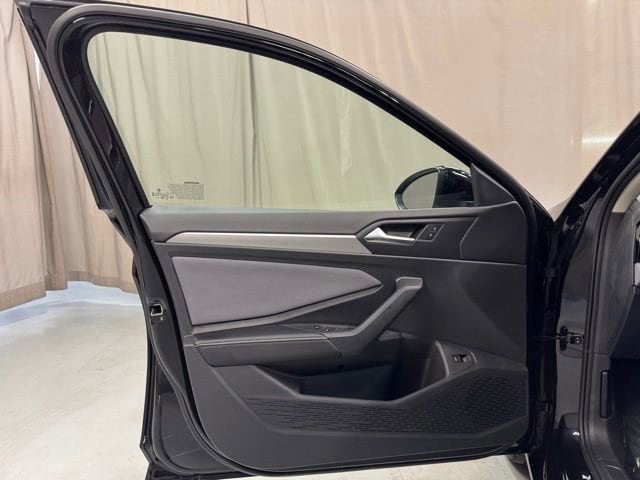 2025 Volkswagen Jetta SE - Photo 9