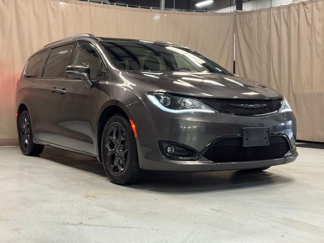 2019 Chrysler Pacifica Limited's photo