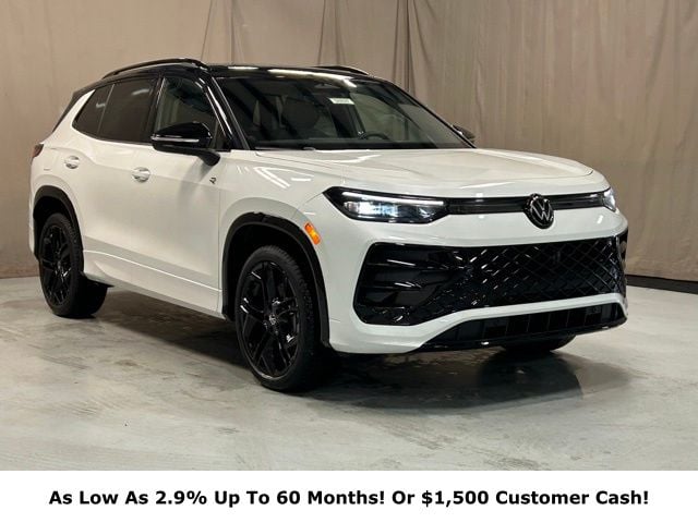 2025 Volkswagen Tiguan SE R-LINE BLACK's photo