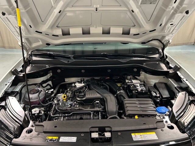 2025 Volkswagen Taos SE photo 2