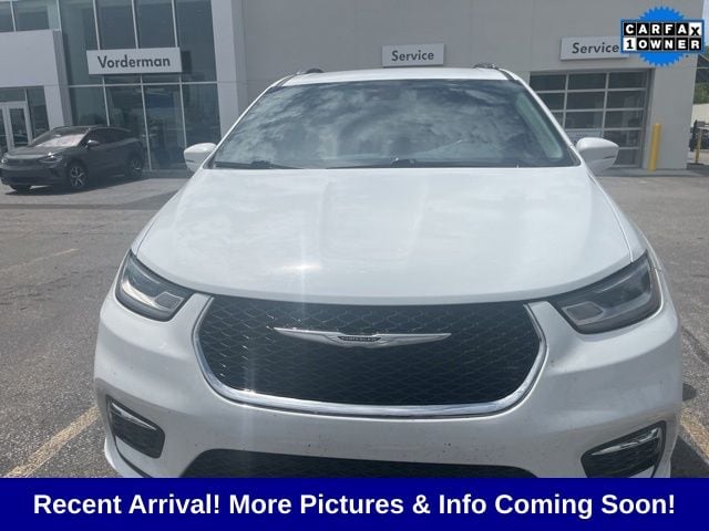2021 Chrysler Pacifica Touring L's photo