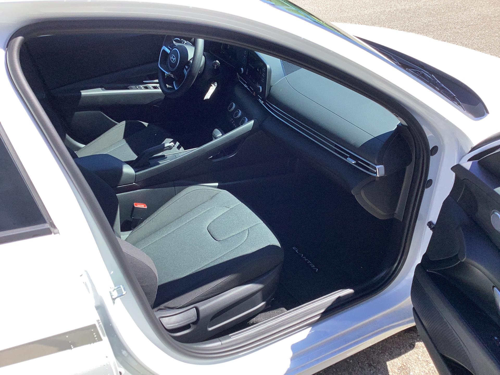 2026 Hyundai Elantra SE, photo 7 of 12