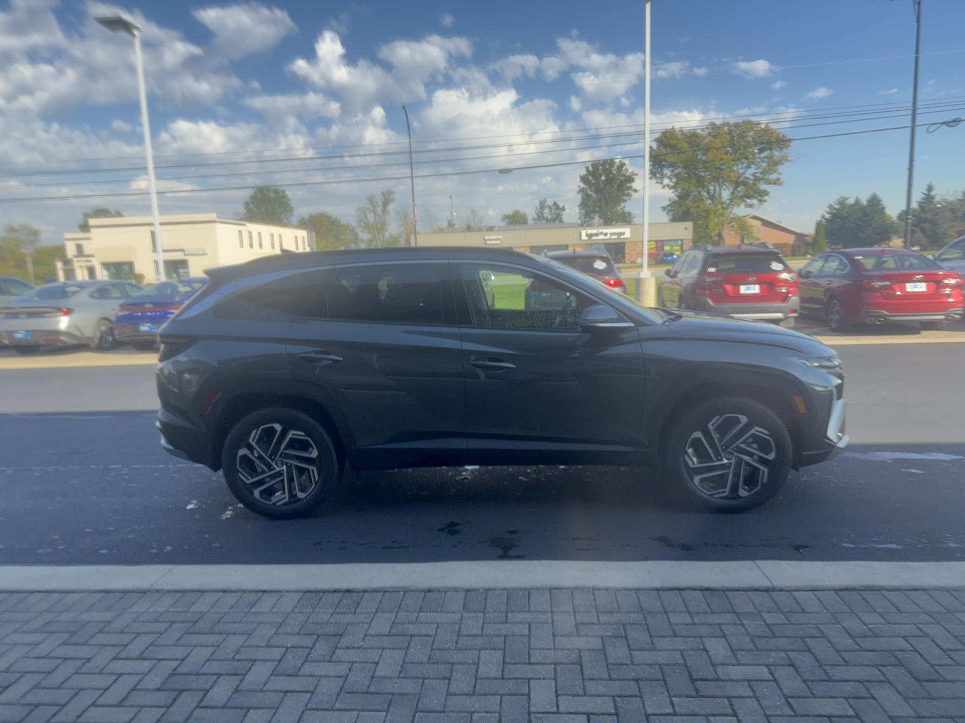 2026 Hyundai Tucson Hybrid Limited, photo 2 of 12