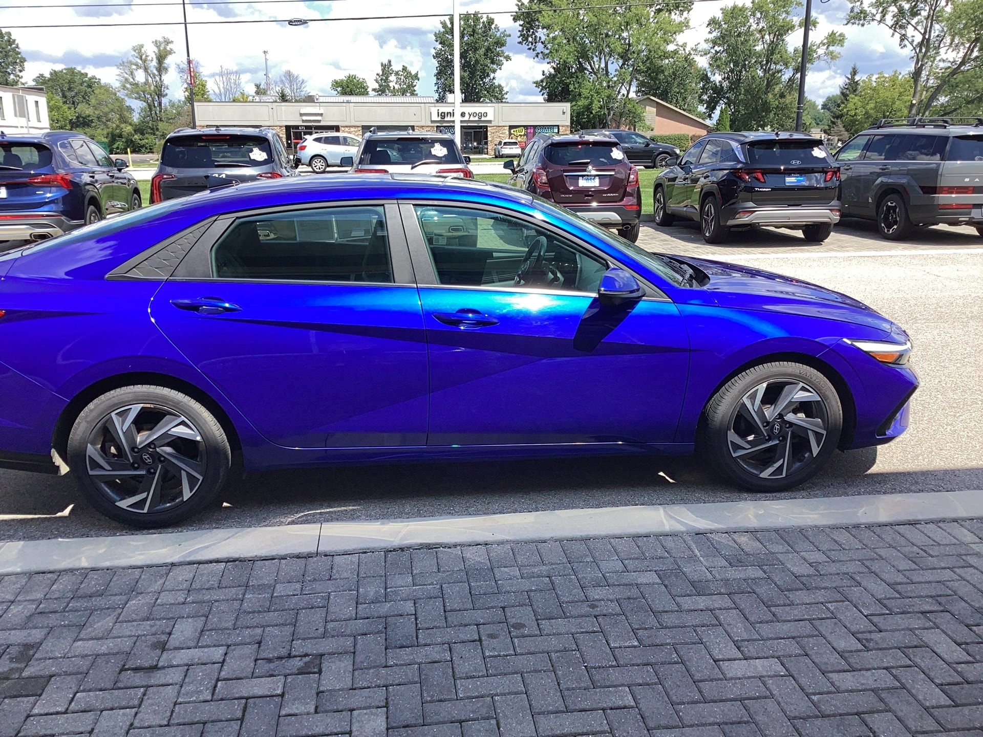 2024 Hyundai Elantra Limited, photo 2 of 12