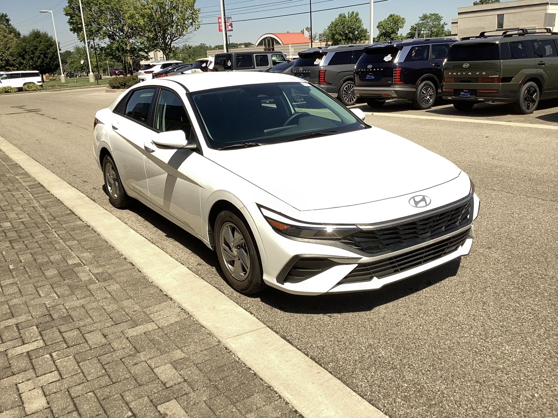 2026 Hyundai Elantra SE, photo 6 of 12
