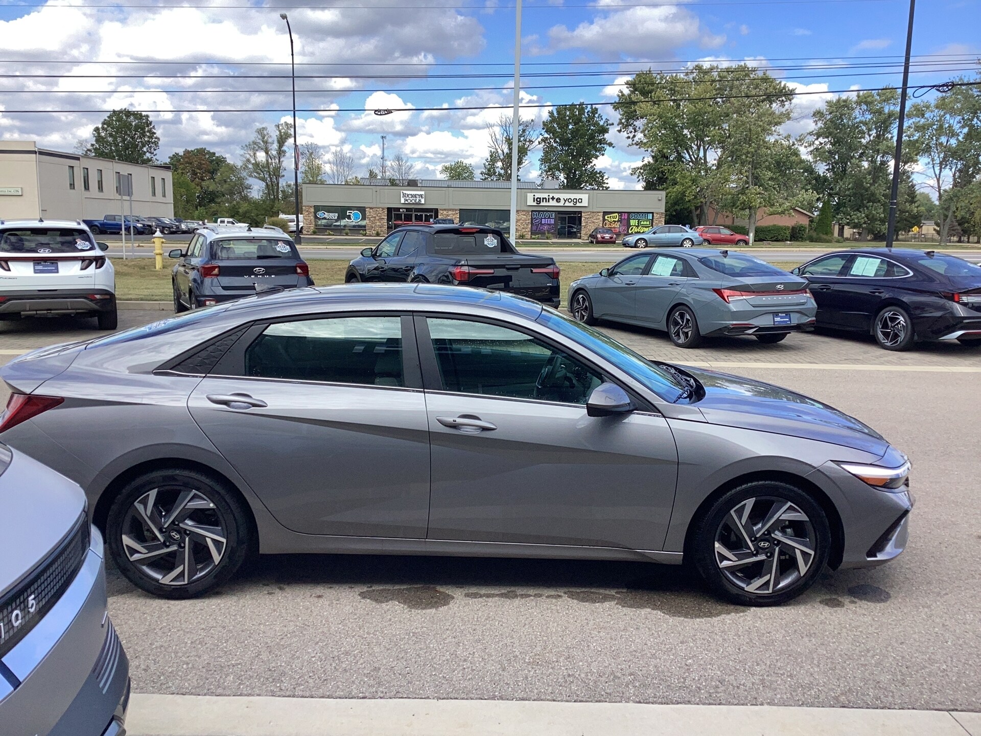2024 Hyundai Elantra SEL photo 2