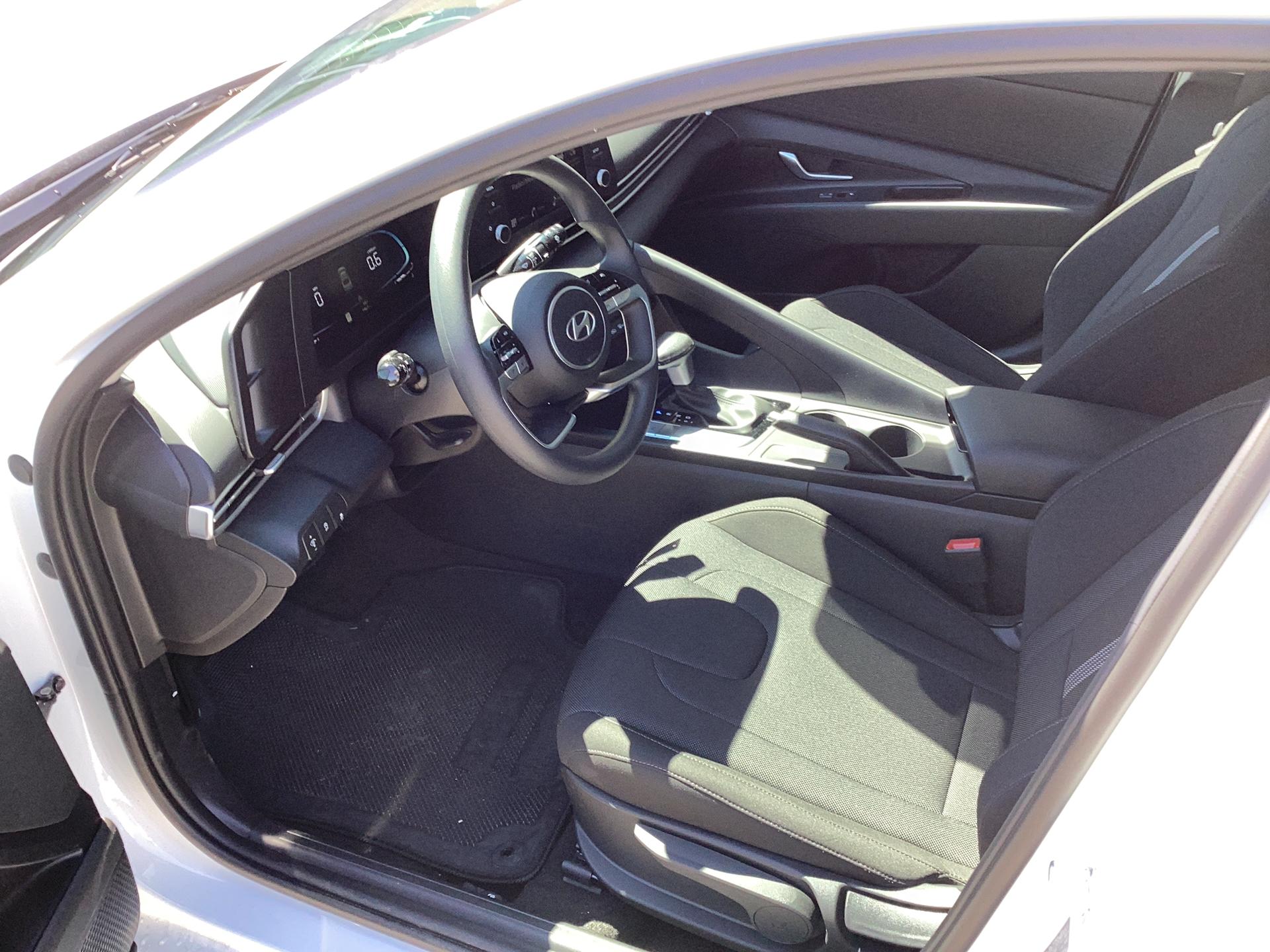 2026 Hyundai Elantra SE, photo 5 of 12
