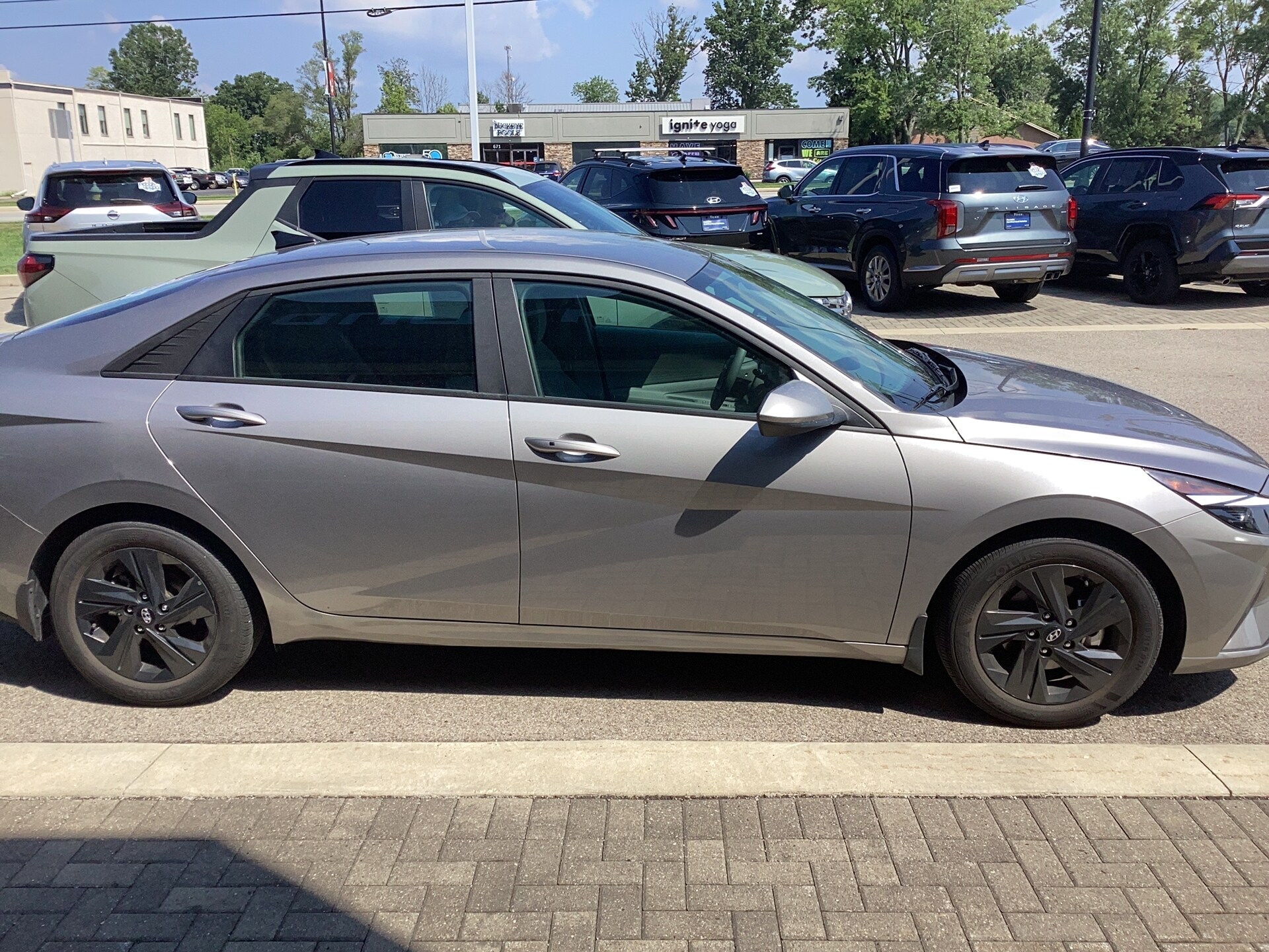 2023 Hyundai Elantra SEL photo 2