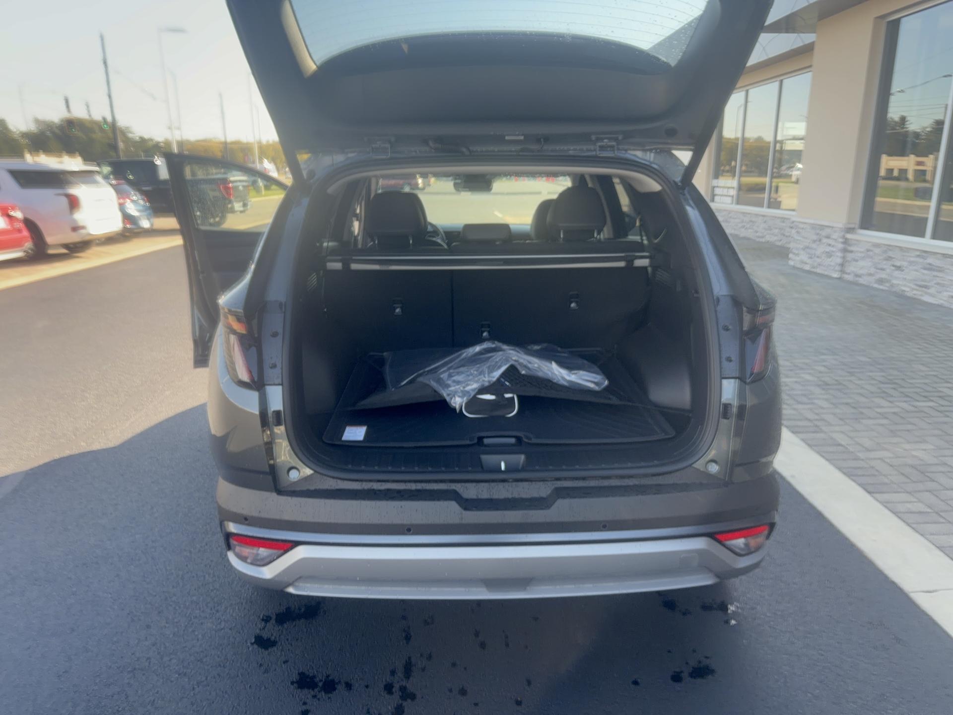 2026 Hyundai Tucson Hybrid Limited, photo 8 of 12
