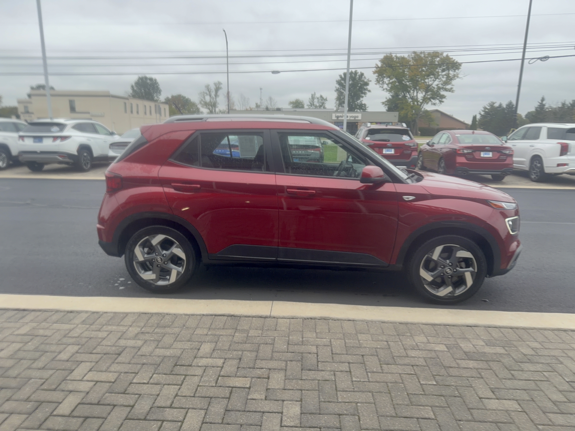 2024 Hyundai Venue Limited, photo 2 of 12