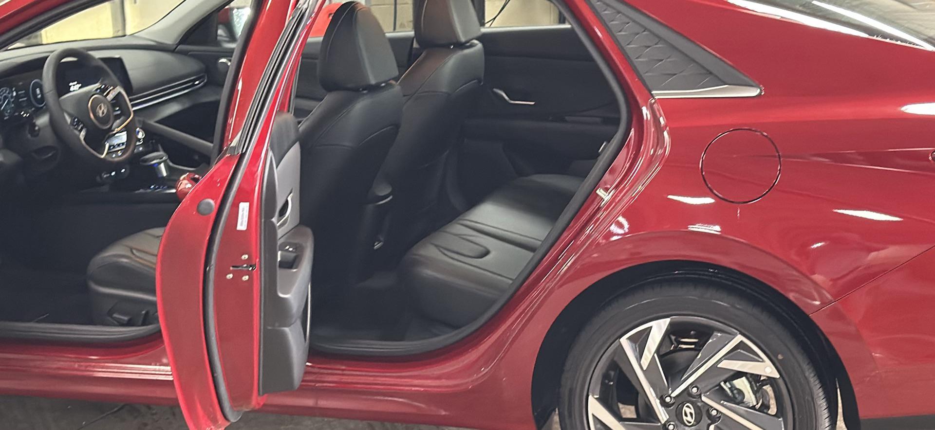 2025 Hyundai Elantra Limited - Photo 8