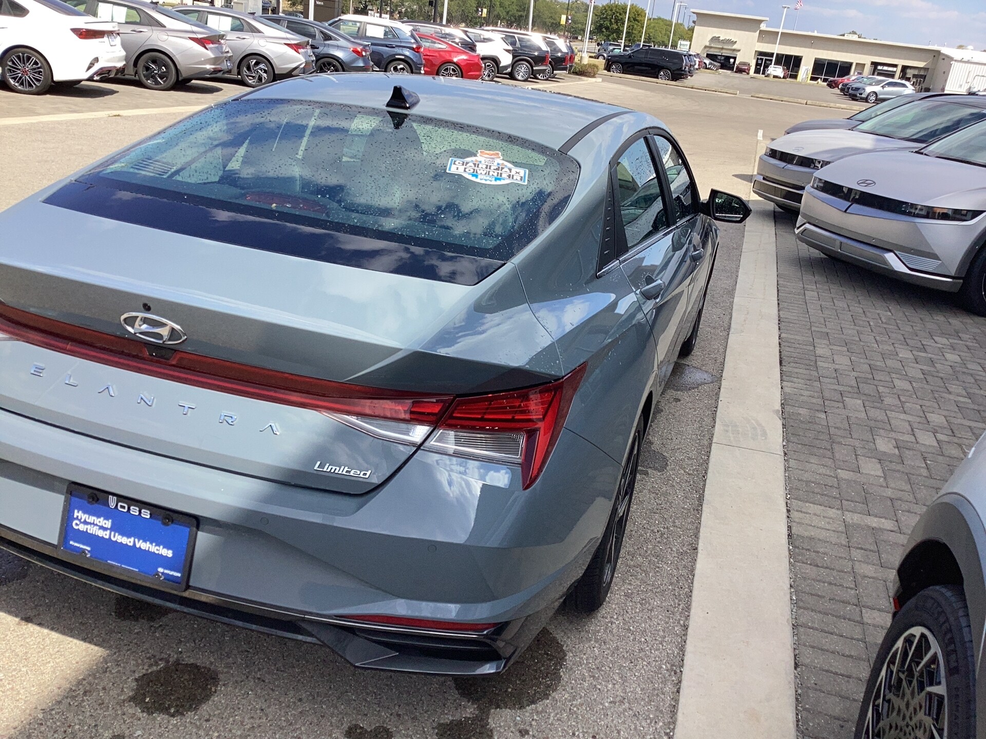 2023 Hyundai Elantra Limited photo 2