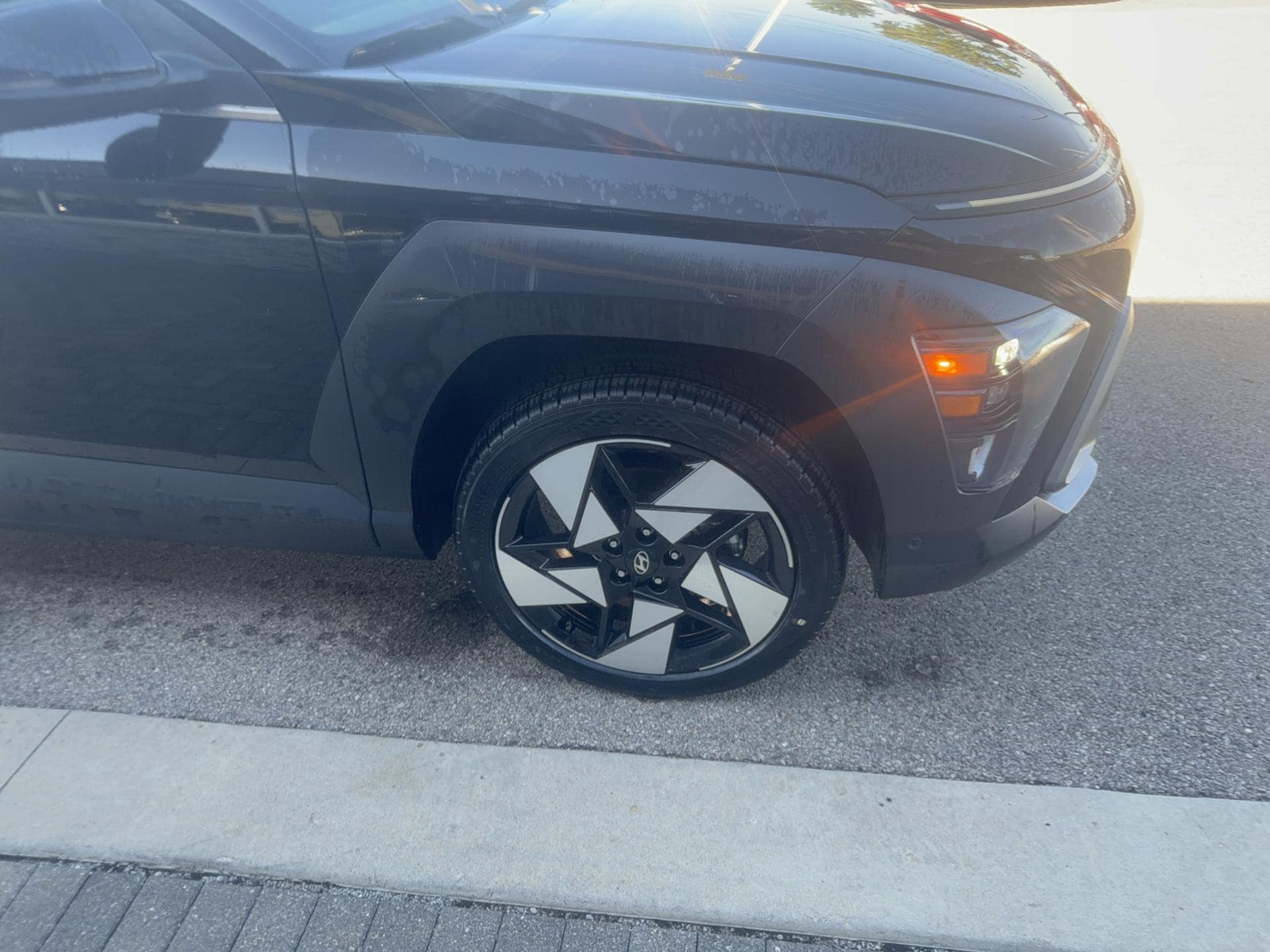 2026 Hyundai Kona Limited AWD, photo 3 of 12