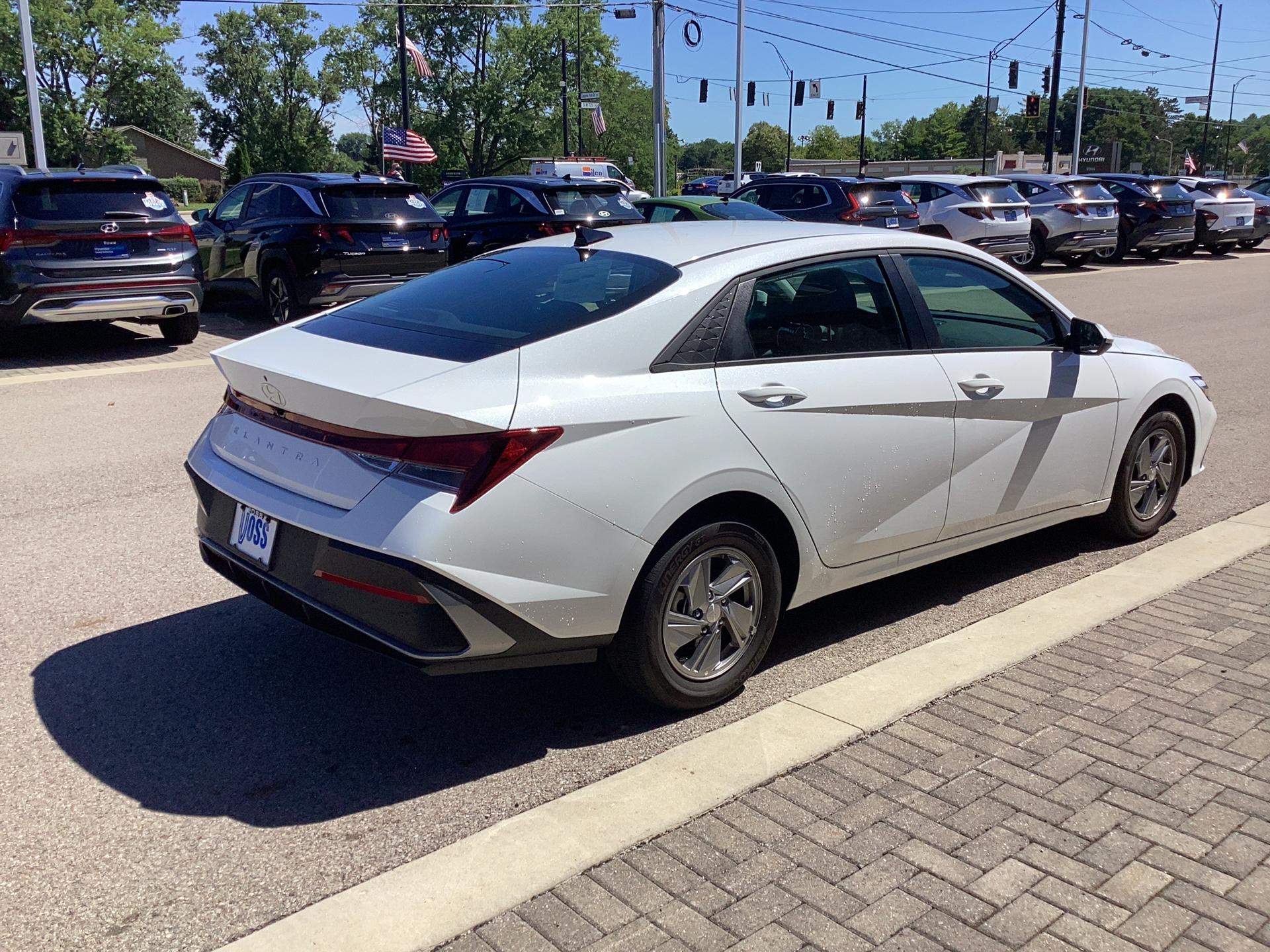 2026 Hyundai Elantra SE, photo 11 of 12