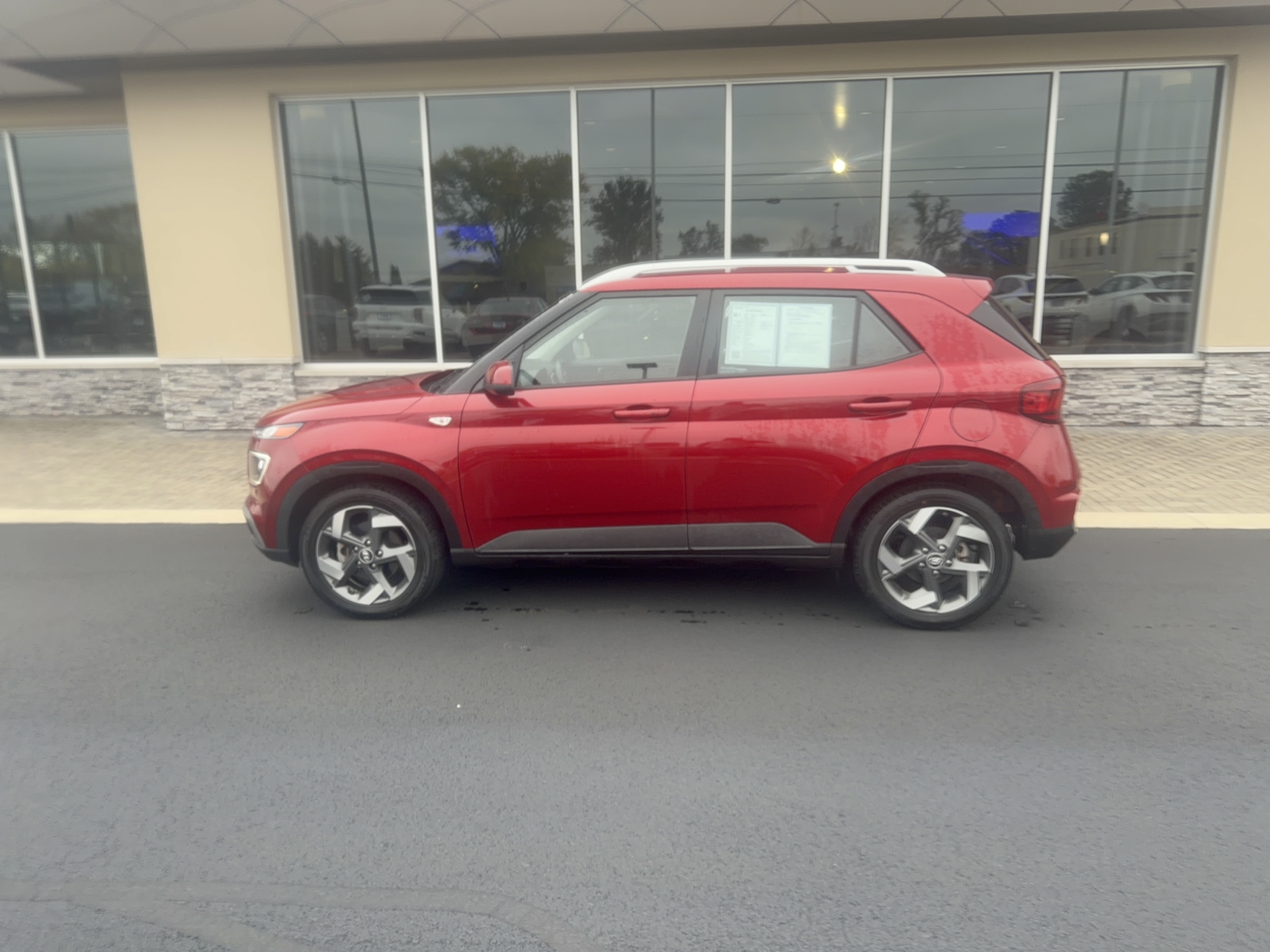 2024 Hyundai Venue Limited, photo 7 of 12