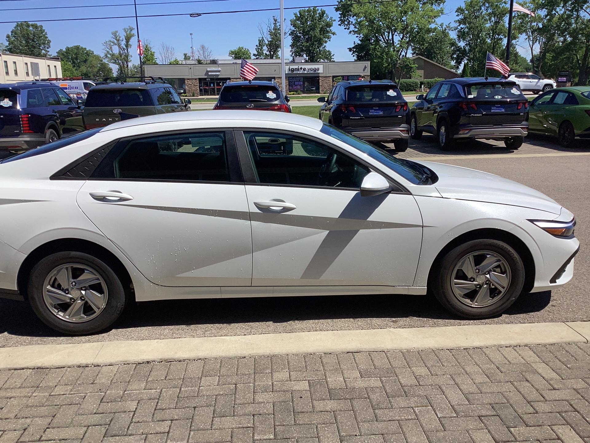 2026 Hyundai Elantra SE, photo 9 of 12