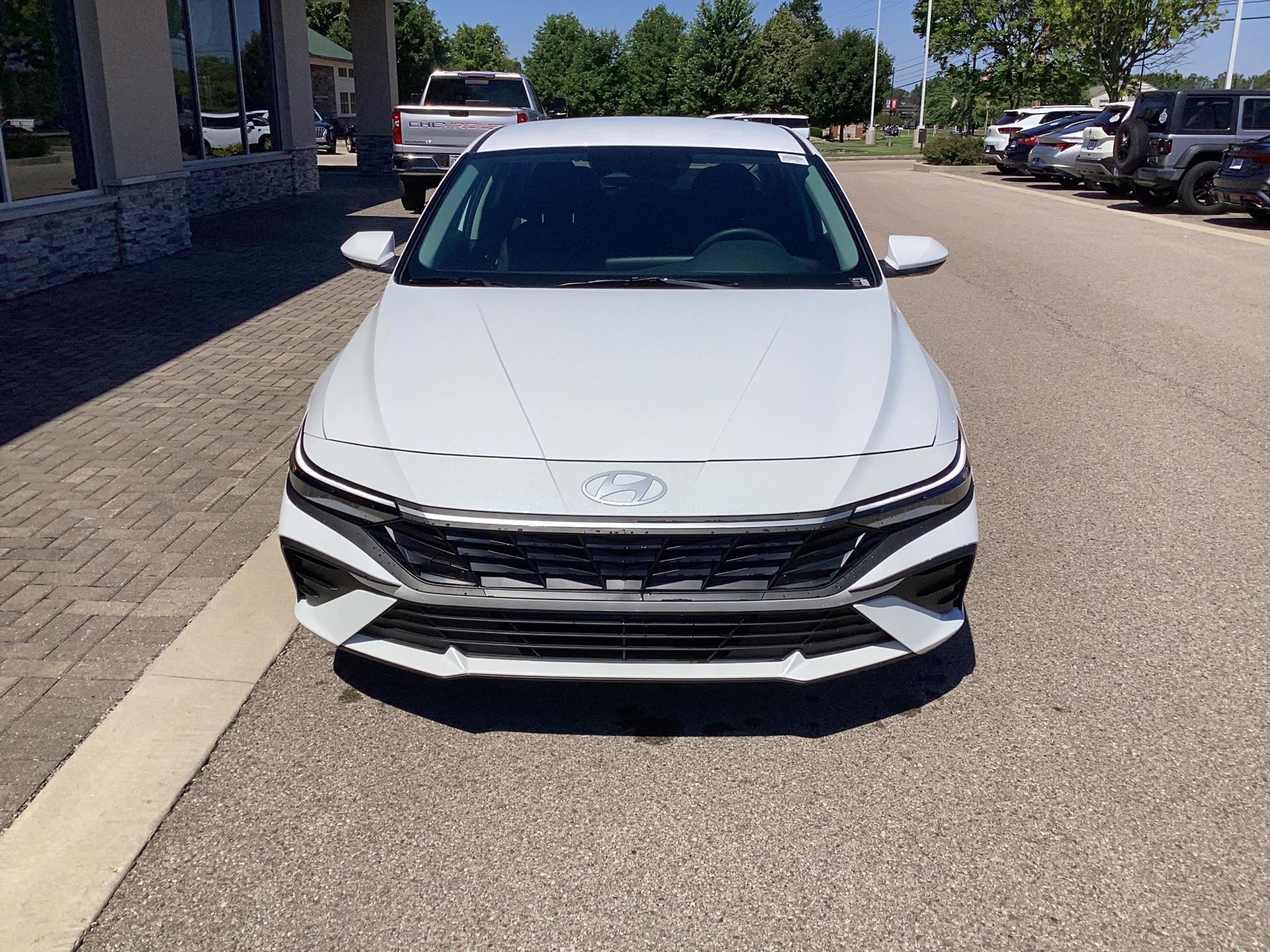 2026 Hyundai Elantra SE, photo 3 of 12