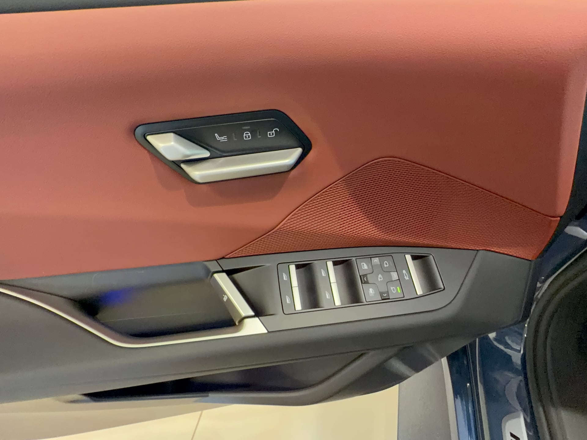 2027 BMW iX3 50 xDrive, photo 10 of 12