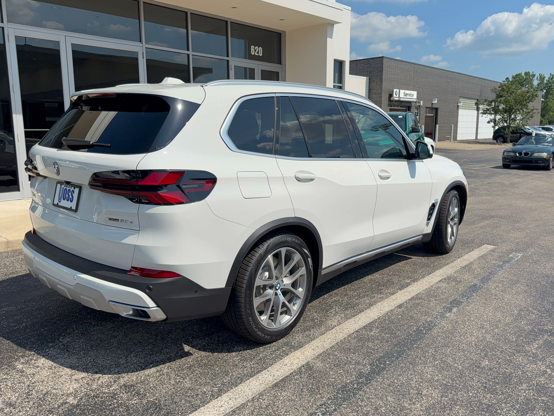 2026 BMW X5 xDrive50e, photo 2 of 12