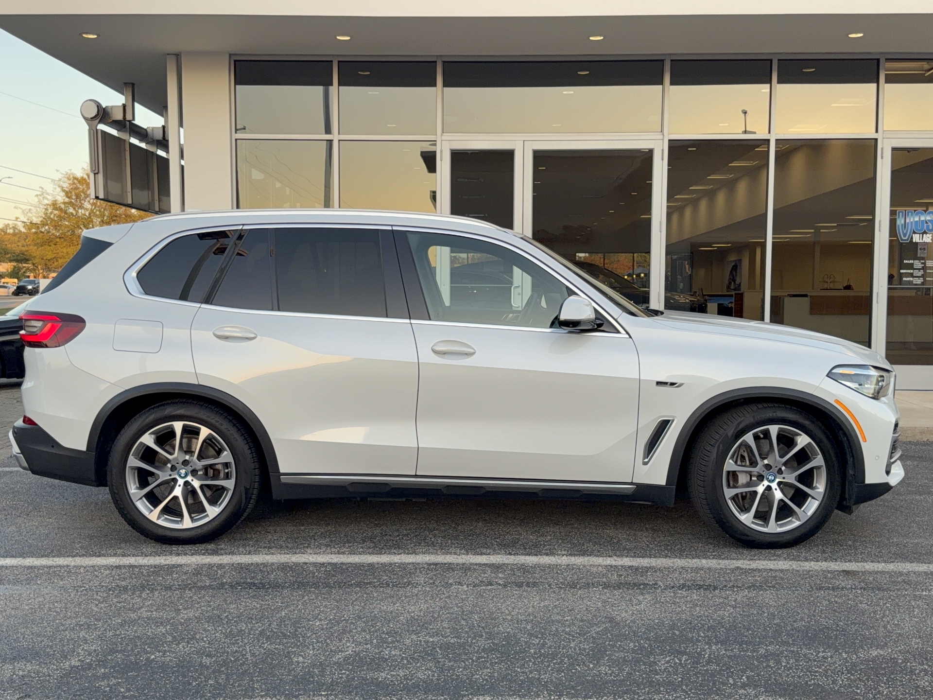2022 BMW X5 xDrive45e, photo 2 of 12