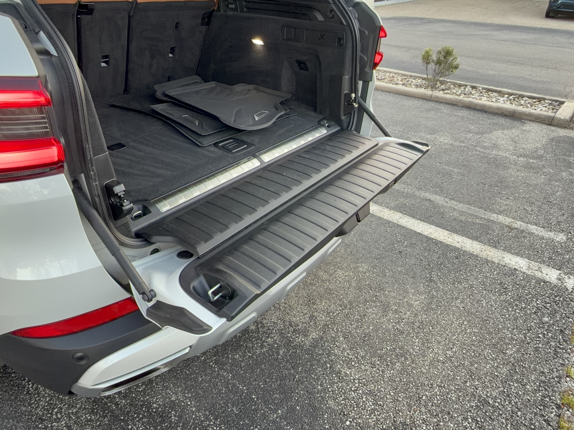 2022 BMW X5 xDrive45e, photo 6 of 12