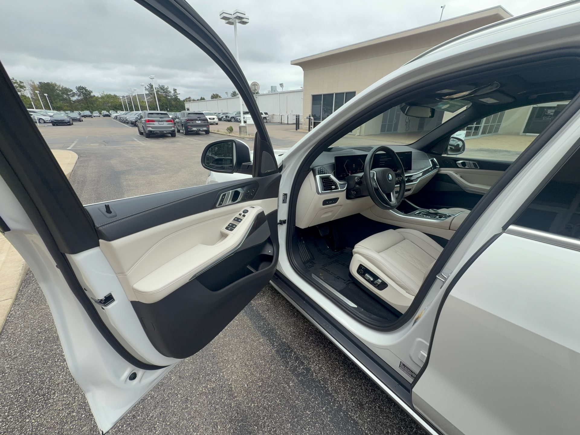 2024 BMW X5 xDrive50e, photo 8 of 12