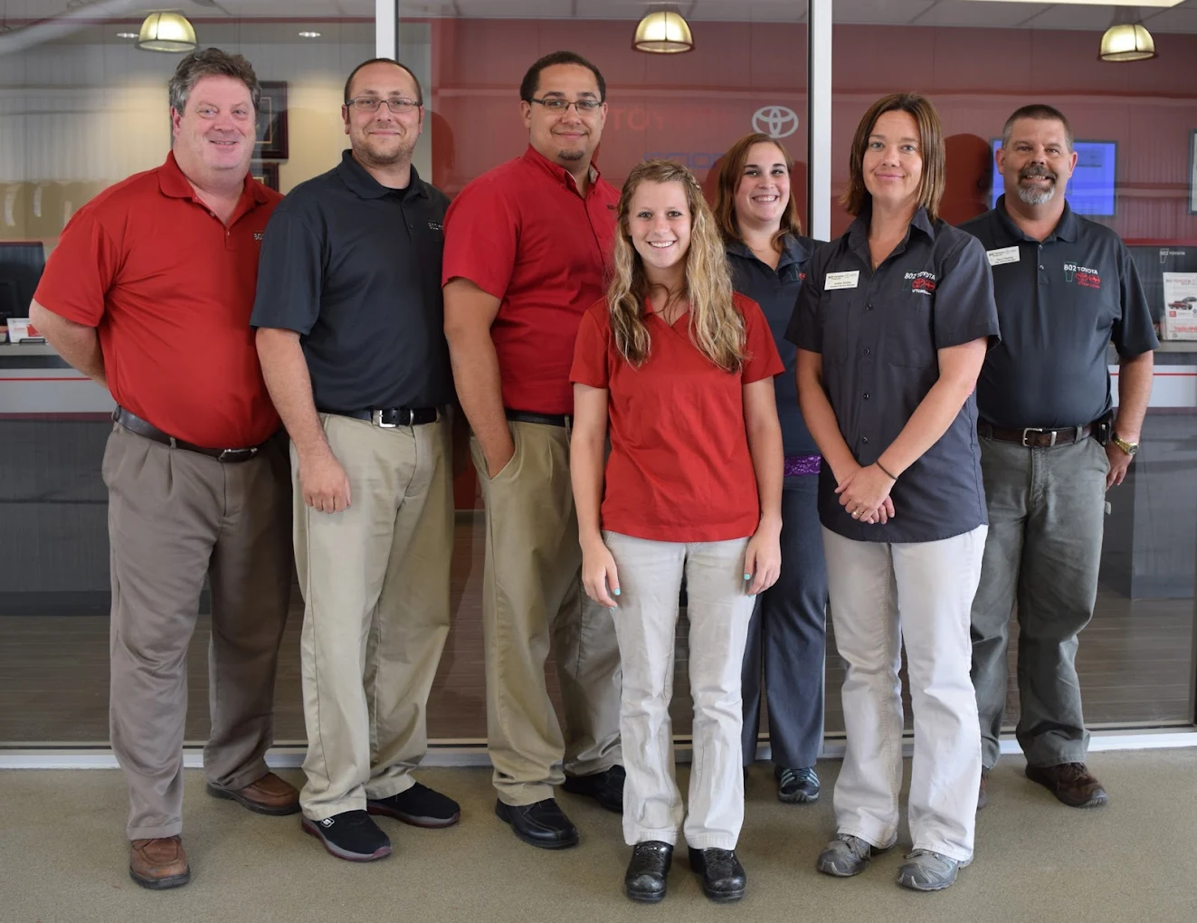 A group of 802 Toyota employees posing for a photo