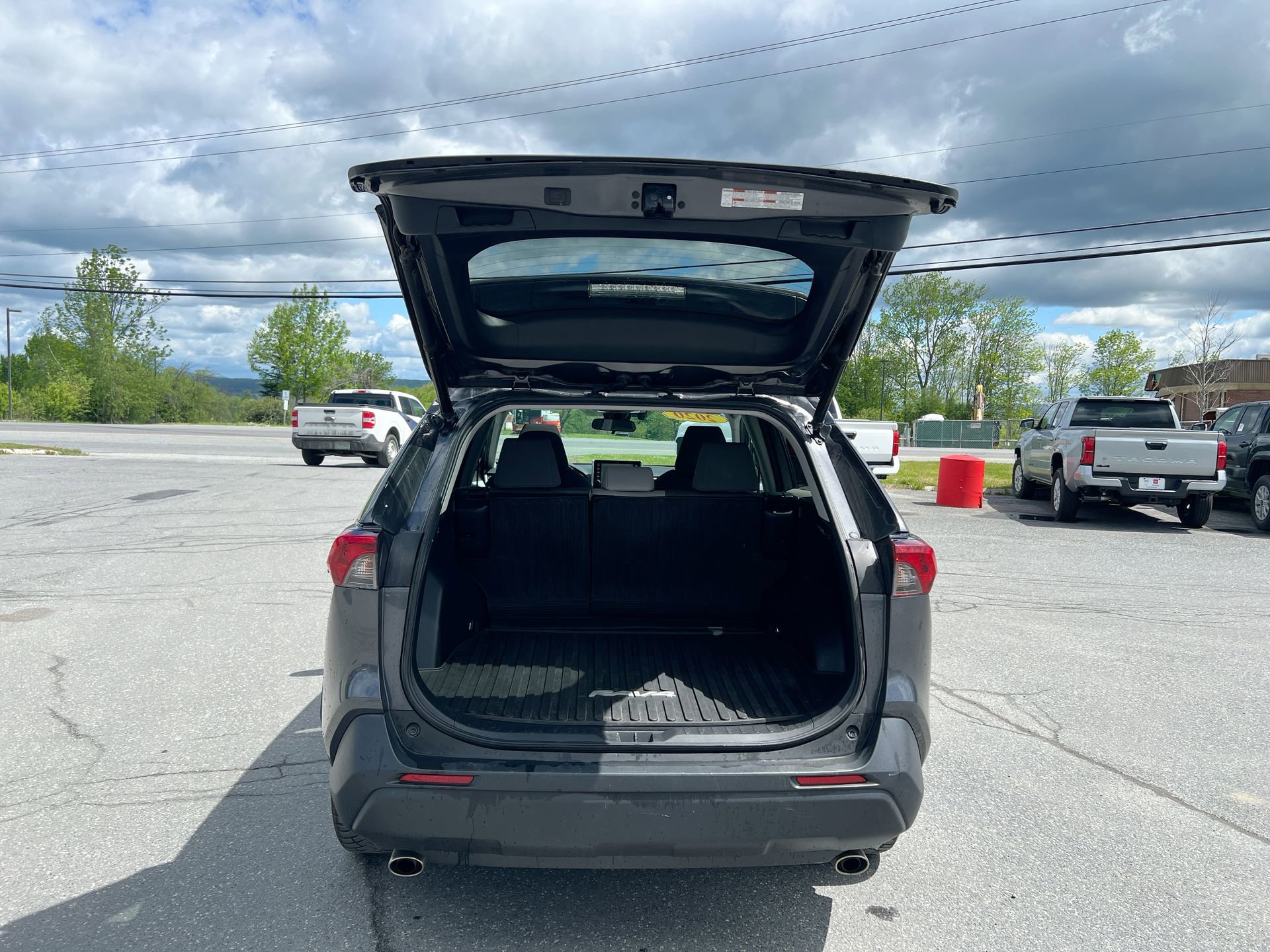 2020 Toyota RAV4 XLE - Photo 18