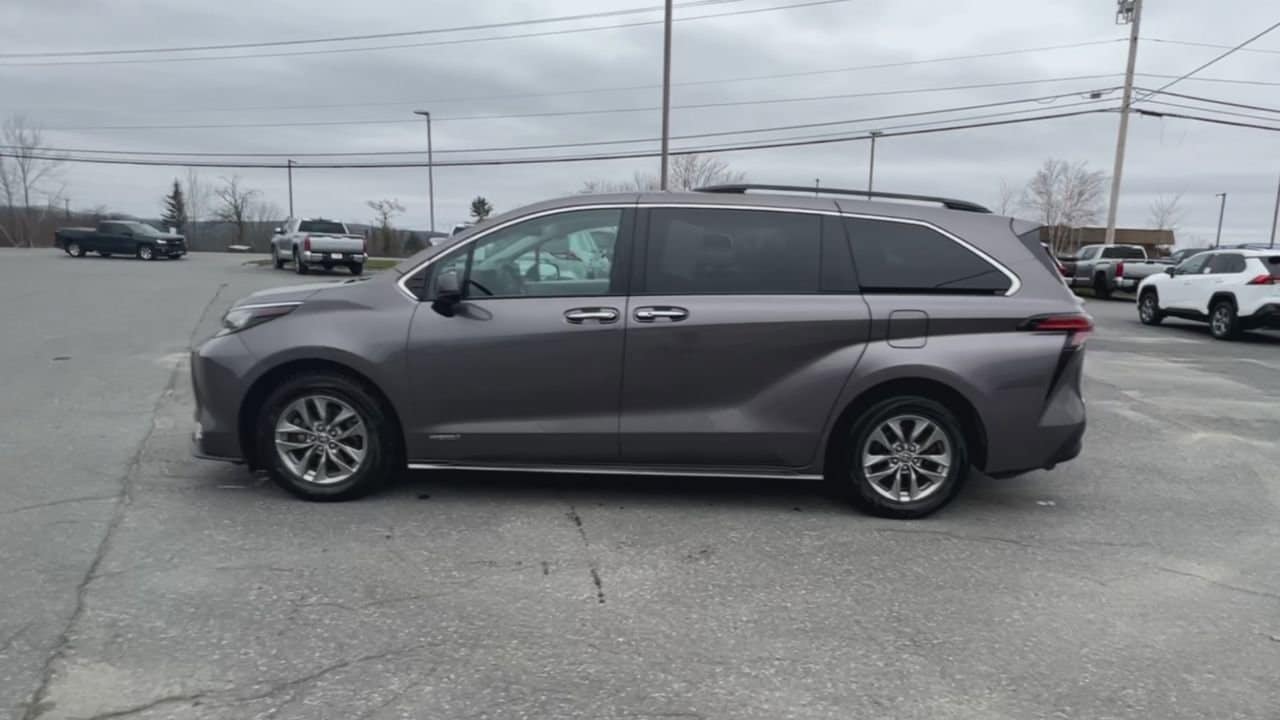 Used 2021 Toyota Sienna XLE with VIN 5TDJSKFC3MS003019 for sale in Berlin, VT