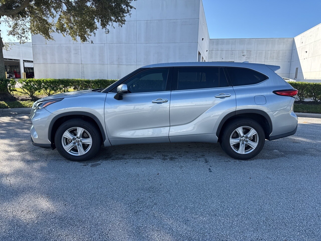 2021 Toyota Highlander L photo 2