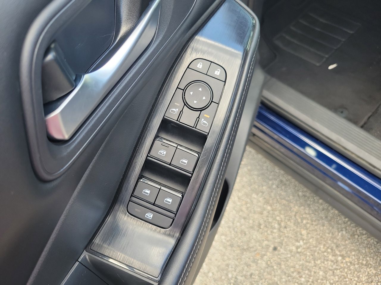 2025 Nissan Rogue SV - Photo 14