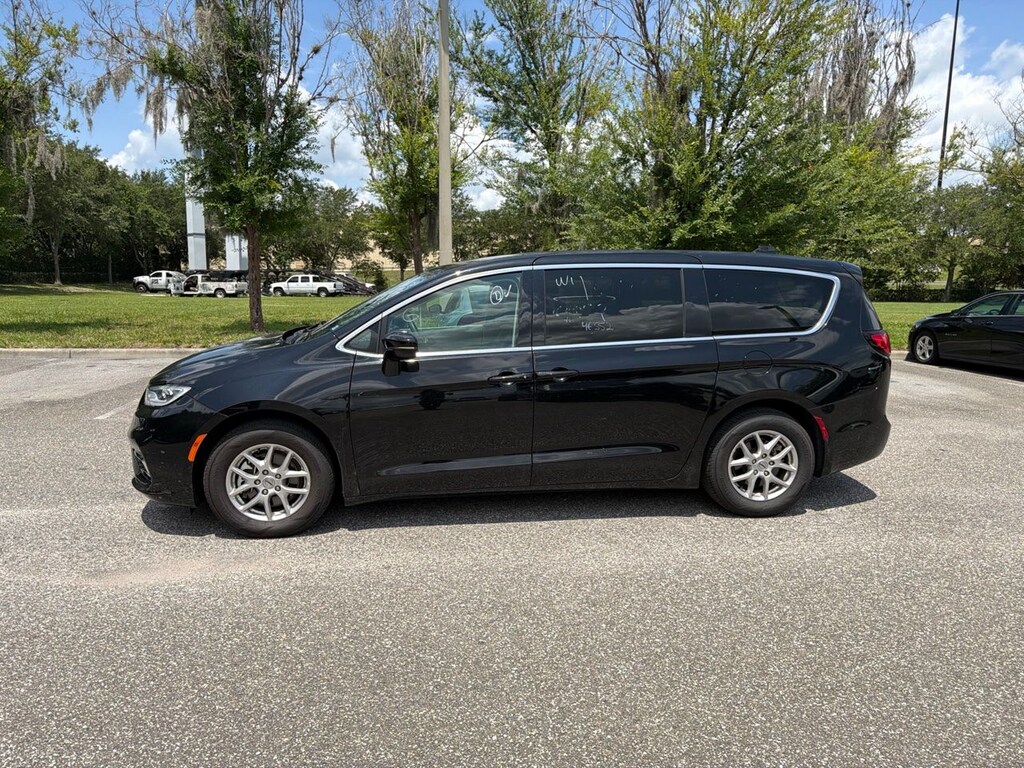 Used 2024 Chrysler Pacifica Touring L Minivan/Van